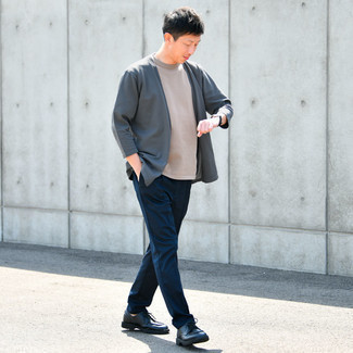 Какие брюки чинос носить с темно-серым открытым кардиганом