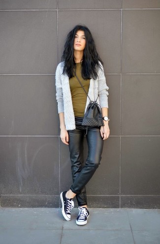 С чем носить темно-серый открытый кардиган женщине