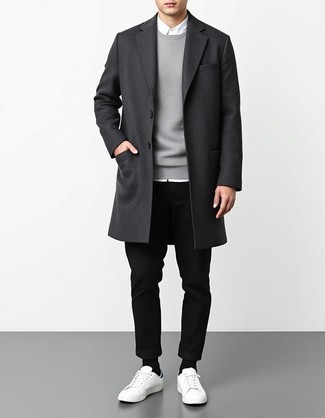 Как носить темно-серое длинное пальто с черными брюками чинос