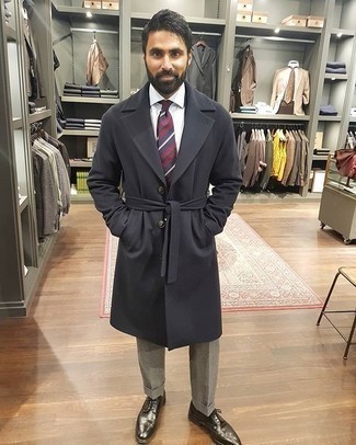 Как носить темно-серое длинное пальто с черными кожаными брогами