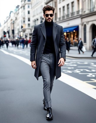 Как носить темно-серое длинное пальто с черными кожаными ботинками дезертами