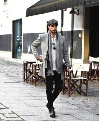 Как носить темно-серое длинное пальто с черными рваными джинсами