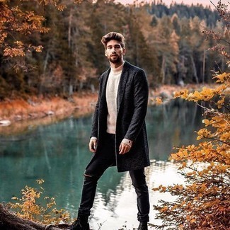 Как носить темно-серое длинное пальто с черными рваными джинсами