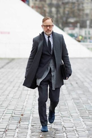 Как носить темно-серое длинное пальто с черным костюмом