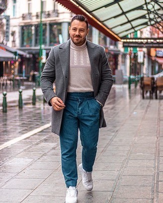 Как носить темно-серое длинное пальто с синими брюками чинос