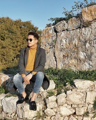 Как носить темно-серое длинное пальто с синими рваными джинсами