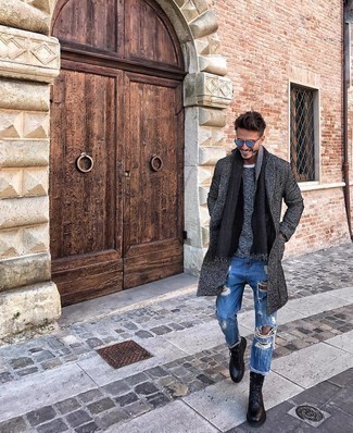 Как носить темно-серое длинное пальто с синими рваными джинсами