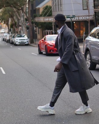 Как носить темно-серое длинное пальто с темно-серыми брюками чинос