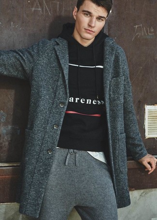 Как носить темно-серое длинное пальто с темно-серыми спортивными штанами