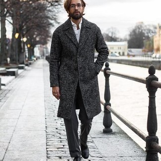 Какие классические ботинки носить с темно-серым длинным пальто