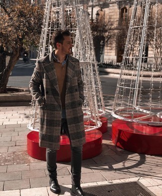 Как носить темно-серое длинное пальто с серыми джинсами