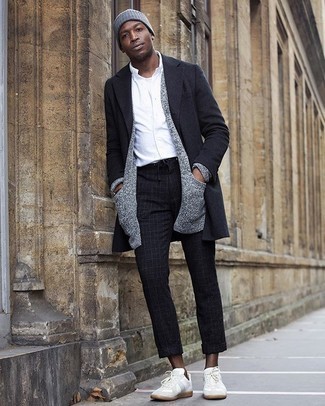 Как носить темно-серое длинное пальто с серым открытым кардиганом