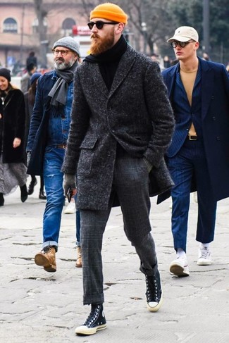 Какие высокие кеды носить с темно-серым длинным пальто