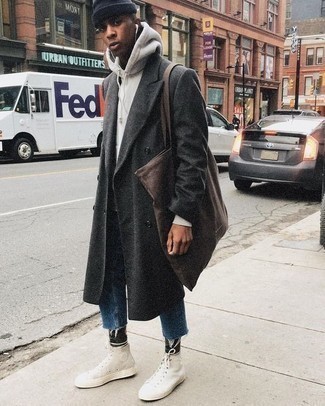 Какие высокие кеды носить с темно-серым длинным пальто