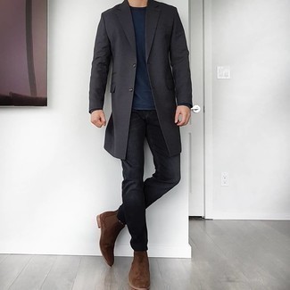 Какие джинсы носить с темно-серым длинным пальто