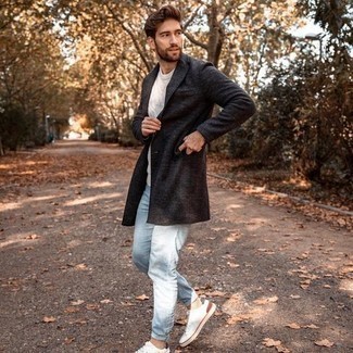 Как носить темно-серое длинное пальто с голубыми джинсами