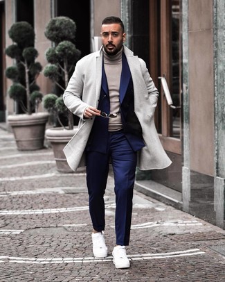 Как носить темно-серое длинное пальто с темно-синим двубортным пиджаком