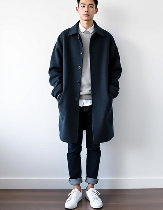 Как носить темно-серое длинное пальто с темно-синими джинсами