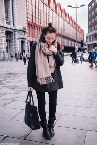 С чем носить темно-серый свободный свитер