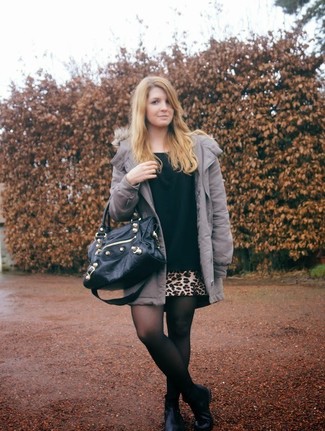 Как носить темно-серую парку с черными кожаными ботильонами