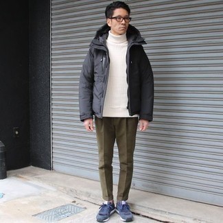 Как носить темно-серую парку с оливковыми брюками чинос