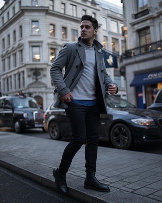 Как носить темно-серое полупальто с черными джинсами