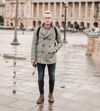 Какие джинсы носить с темно-серым полупальто