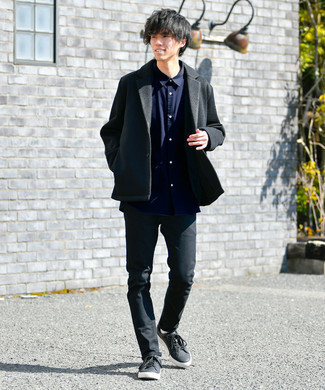 Какие джинсы носить с темно-серым полупальто