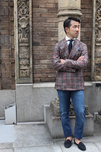Как носить темно-серый пиджак в шотландскую клетку с темно-синими джинсами мужчине