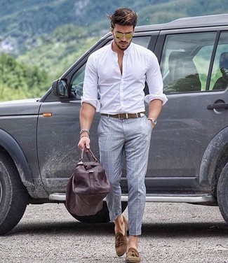 С чем носить темно-серые классические брюки в шотландскую клетку мужчине