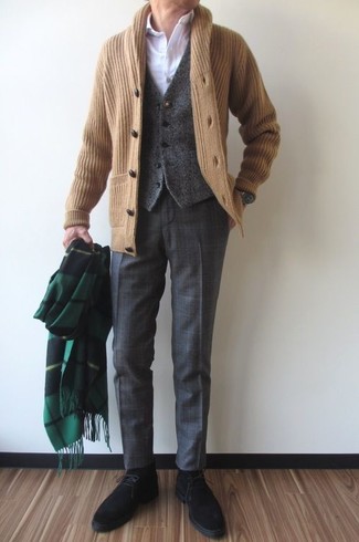 С чем носить темно-серые классические брюки в шотландскую клетку мужчине