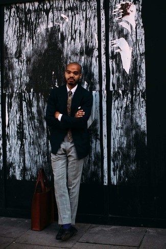 С чем носить темно-серые классические брюки в шотландскую клетку мужчине