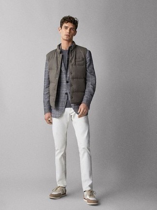 Как носить темно-серый шерстяной пиджак в шотландскую клетку с белыми джинсами мужчине