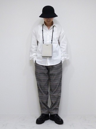 С чем носить темно-серые шерстяные брюки чинос в шотландскую клетку