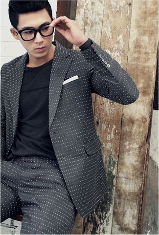 С чем носить темно-серые брюки в горошек мужчине