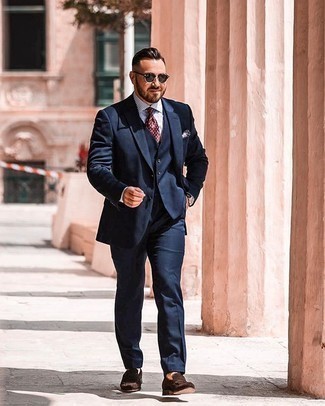 С чем носить темно-серый нагрудный платок в горошек