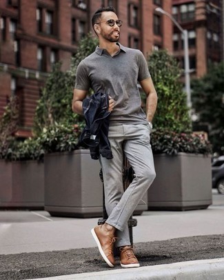 Как носить темно-серую футболку-поло с серыми брюками чинос