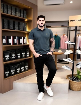 С чем носить темно-серую футболку-поло мужчине