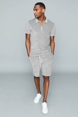 С чем носить темно-серую футболку-поло мужчине