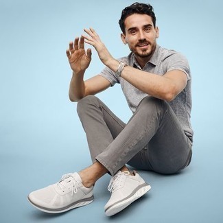 С чем носить темно-серую футболку-поло мужчине