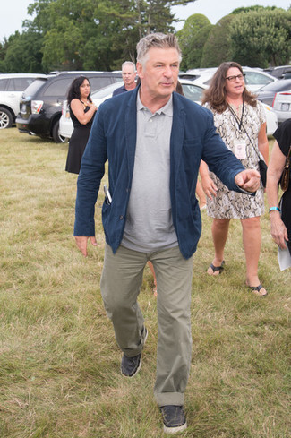 Какие лоферы носить с темно-серой футболкой-поло мужчине