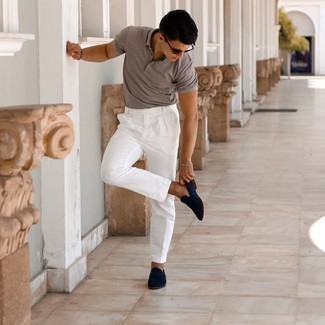 Какие лоферы носить с темно-серой футболкой-поло мужчине