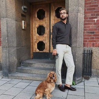 С чем носить темно-серый свитер с воротником поло мужчине