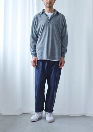 С чем носить темно-серый свитер с воротником поло мужчине