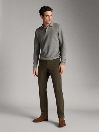 С чем носить темно-серый свитер с воротником поло мужчине