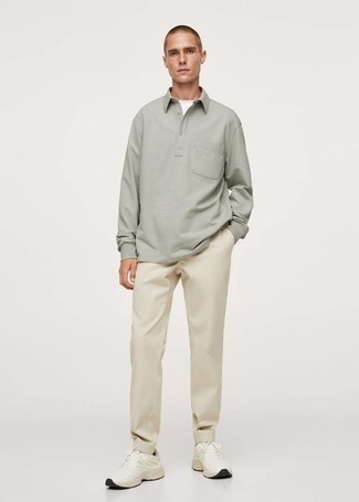 С чем носить темно-серый свитер с воротником поло мужчине