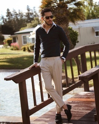 С чем носить темно-серый свитер с воротником поло мужчине