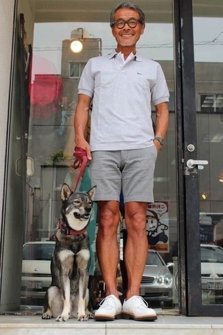 Какие шорты носить с темно-серой футболкой-поло мужчине