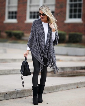 Как носить темно-серое пончо с черными леггинсами