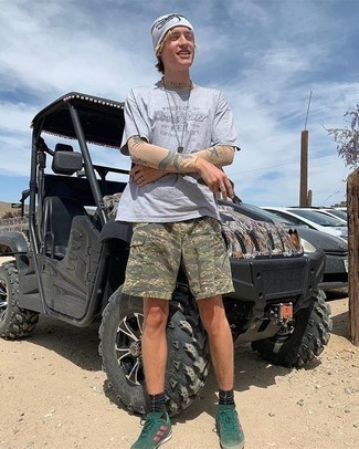 С чем носить темно-серую шапку с принтом мужчине